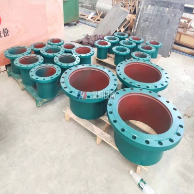 陕西化工厂地下管网用双法兰伸缩器各零部件生产好等待组装
